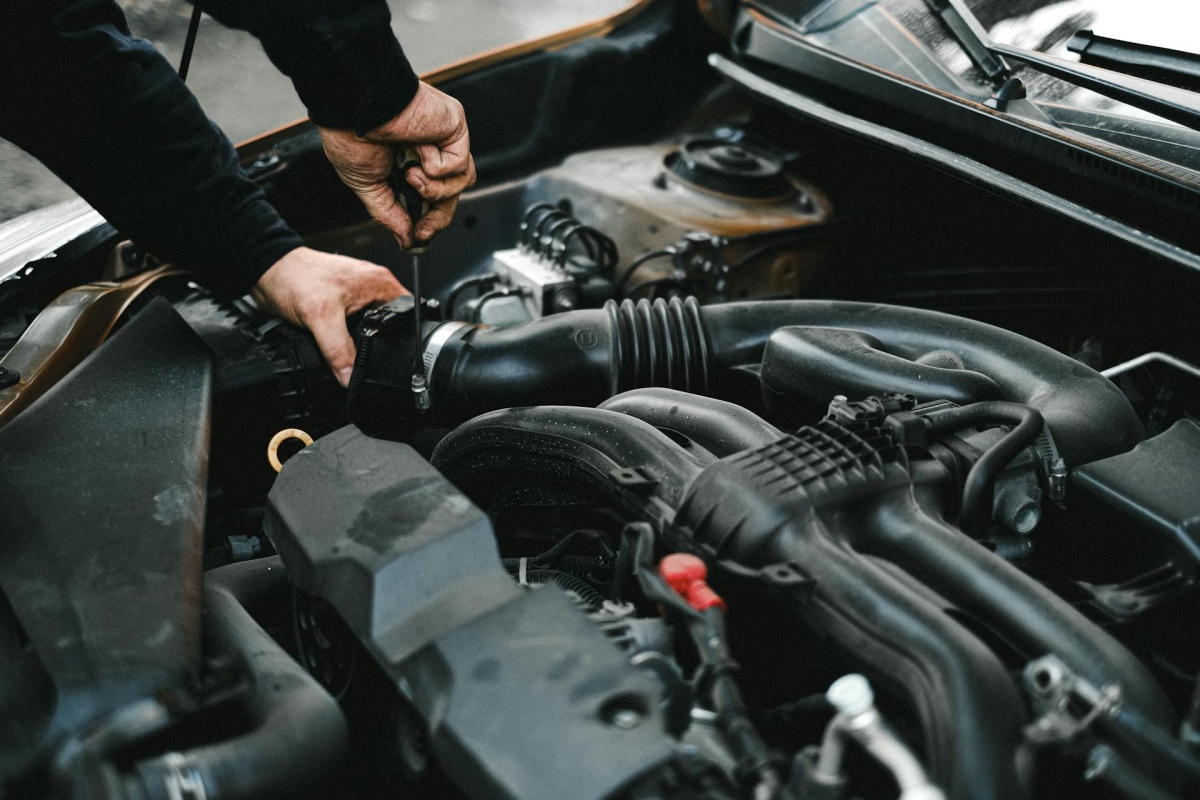 Mechanik samochodowy dokręca śrubę