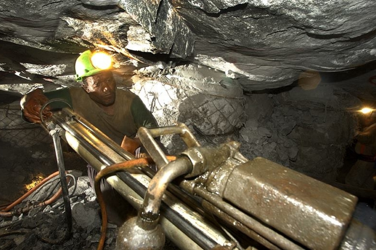 Добыча ископаемых больше. Шахта Тау-тона ЮАР. Тау тона шахта. Добыча золота в ЮАР. Шахта в ЮАР глубиной 3777м.