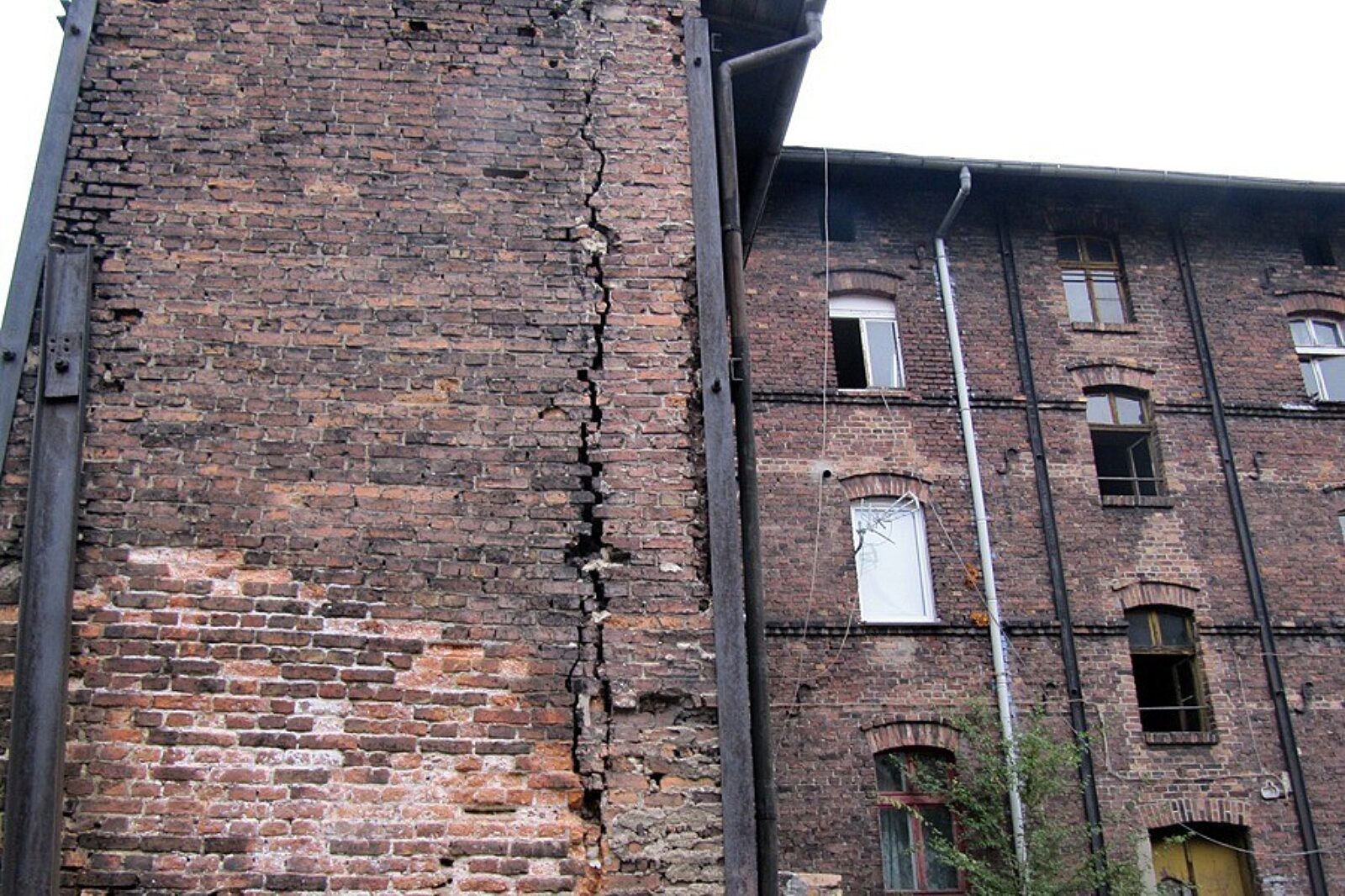 Ruda Śląska, ul. Janty 11 - budynek przed remontem elewacji