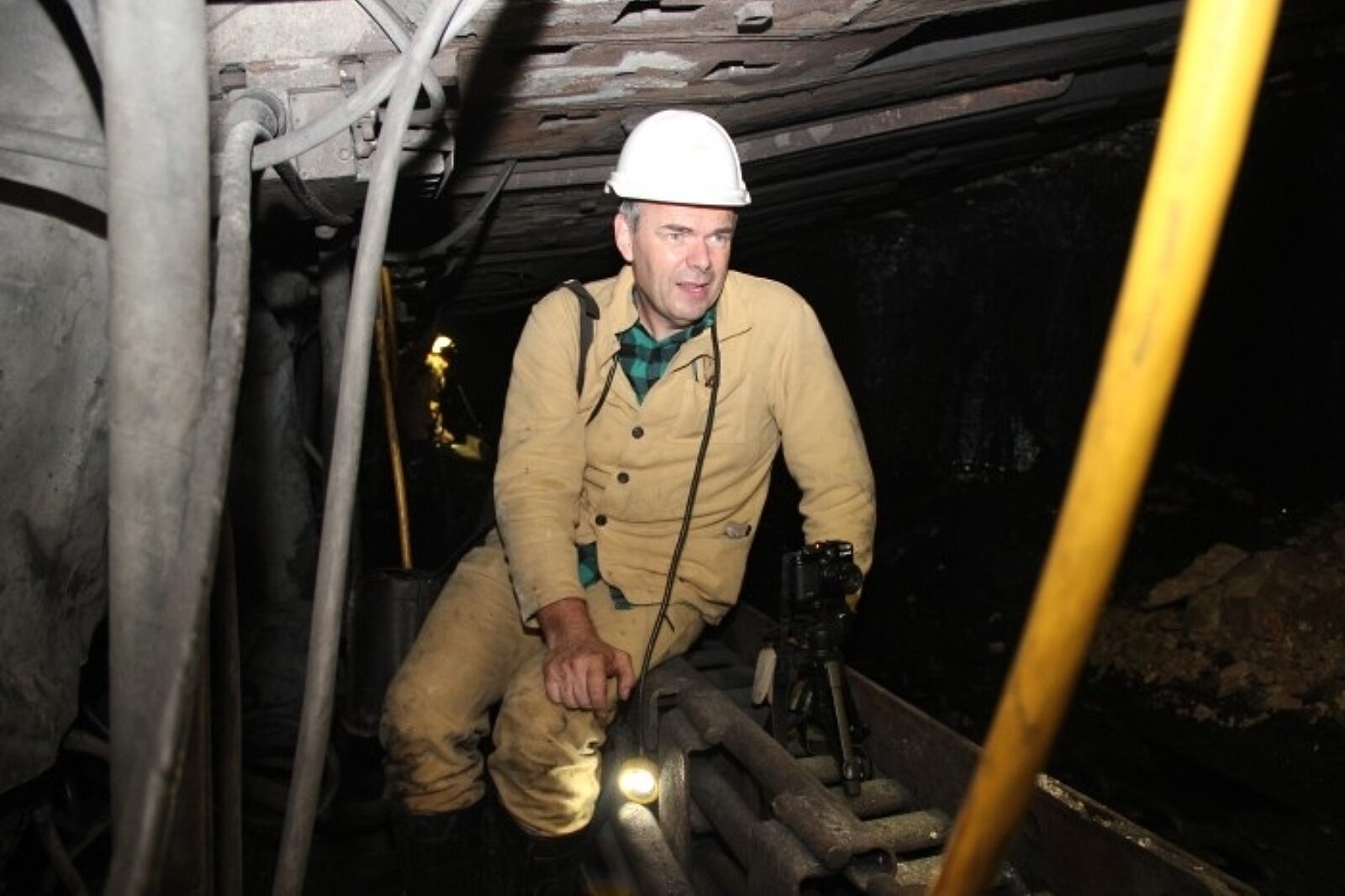 Patrick Etiévant na poziomie 840 m w ruchu Bobrek wszędzie rozstawiał mały statyw, aż w ścianie aparat odjechał mu za kombajnem wraz z układakiem kablowym