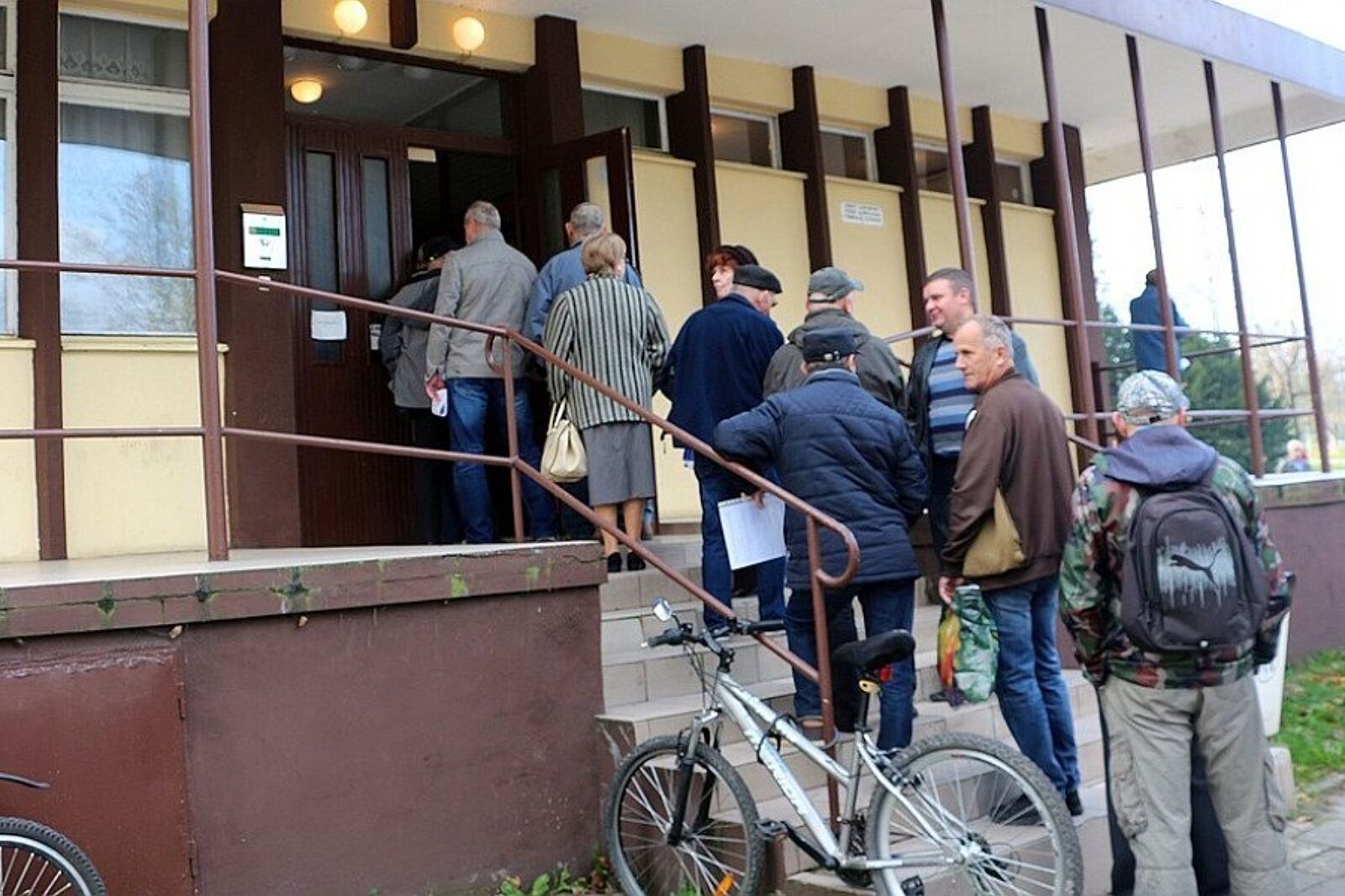 kolejka w kopalni sośnica po wnioski o wypłatę rekompensaty za utracony deputat, pierwszy dzień wydawania formularzy