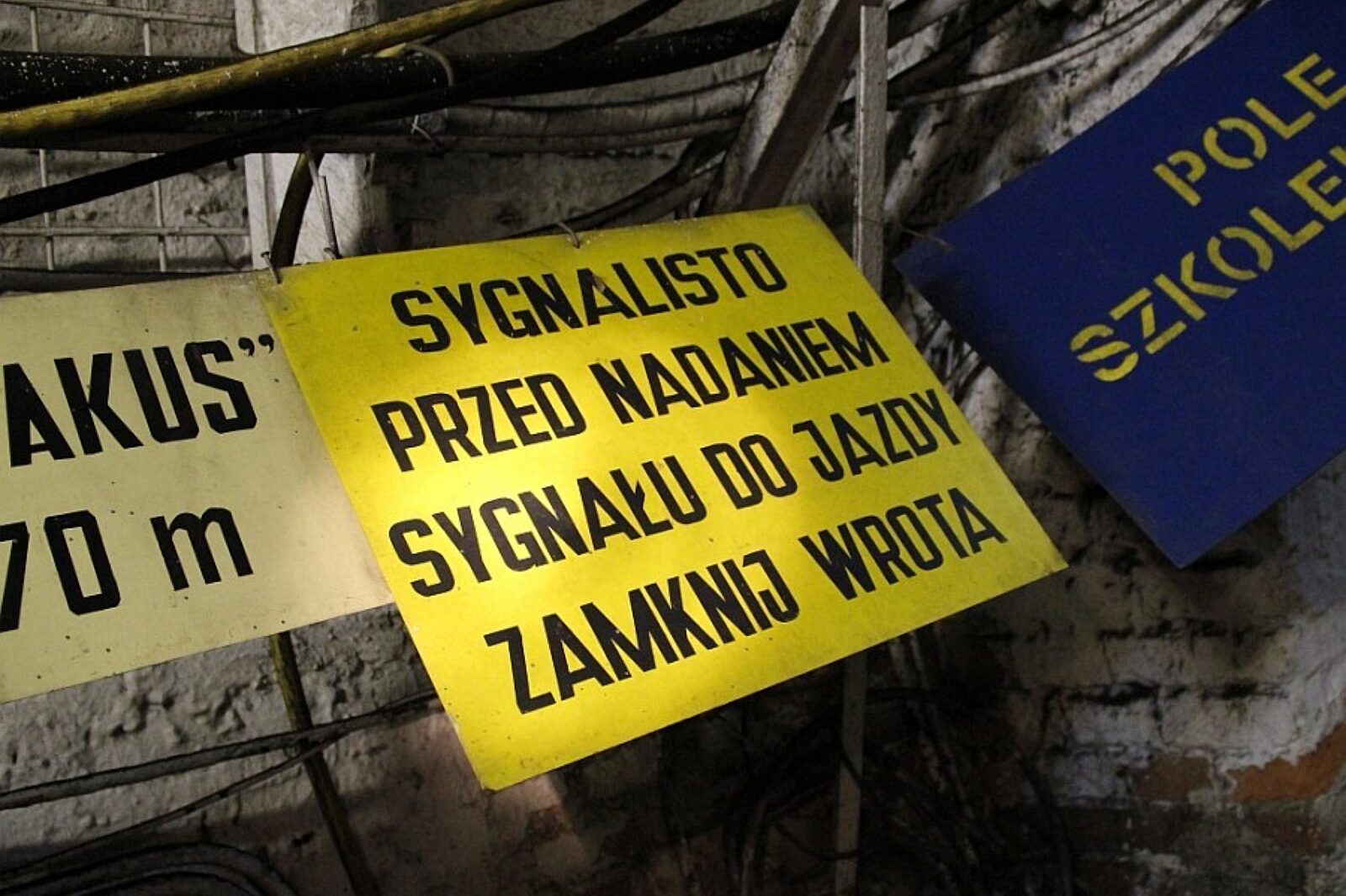 Chopie, jak bydziesz spuszczoł hajerów w szoli, to zawrzyj dźwiyrze