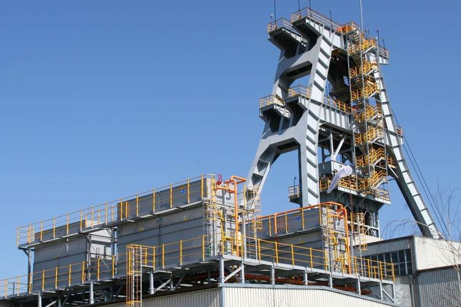 Głębienie szybu VI rozpoczęto w listopadzie 1979, a w 2015 r. uzyskał 1290 m