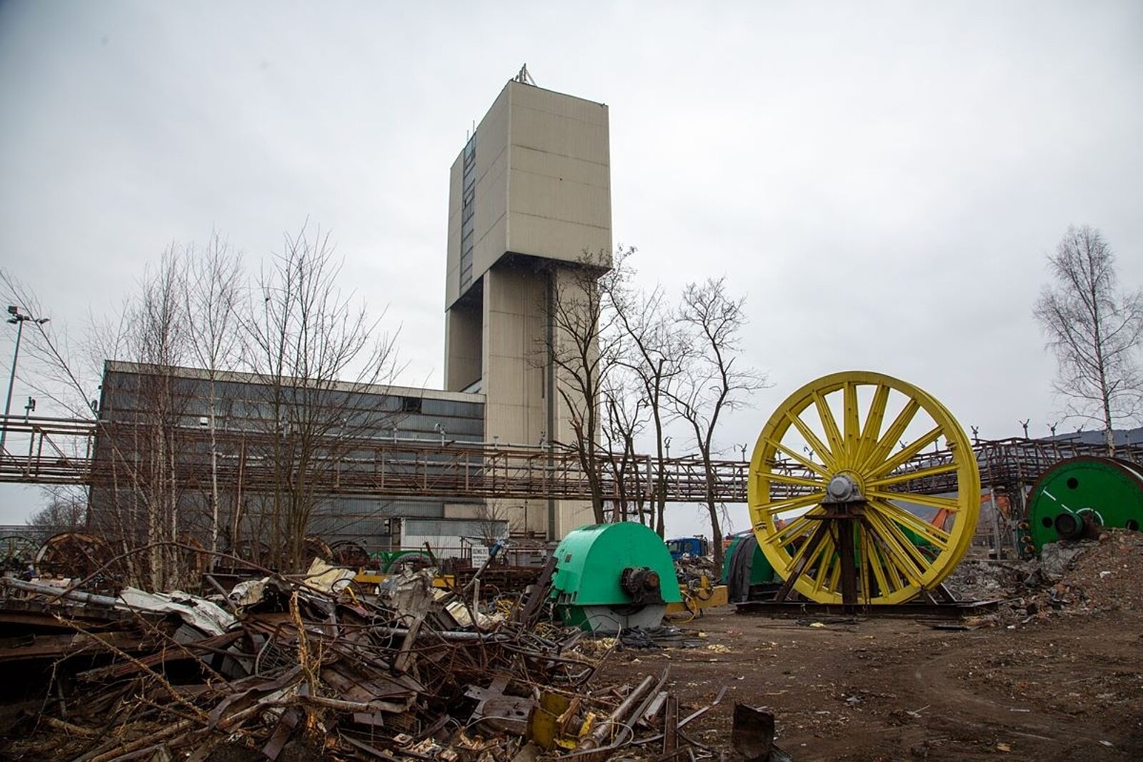 Nad terenem kopalni góruje jeszcze wieża szybu II