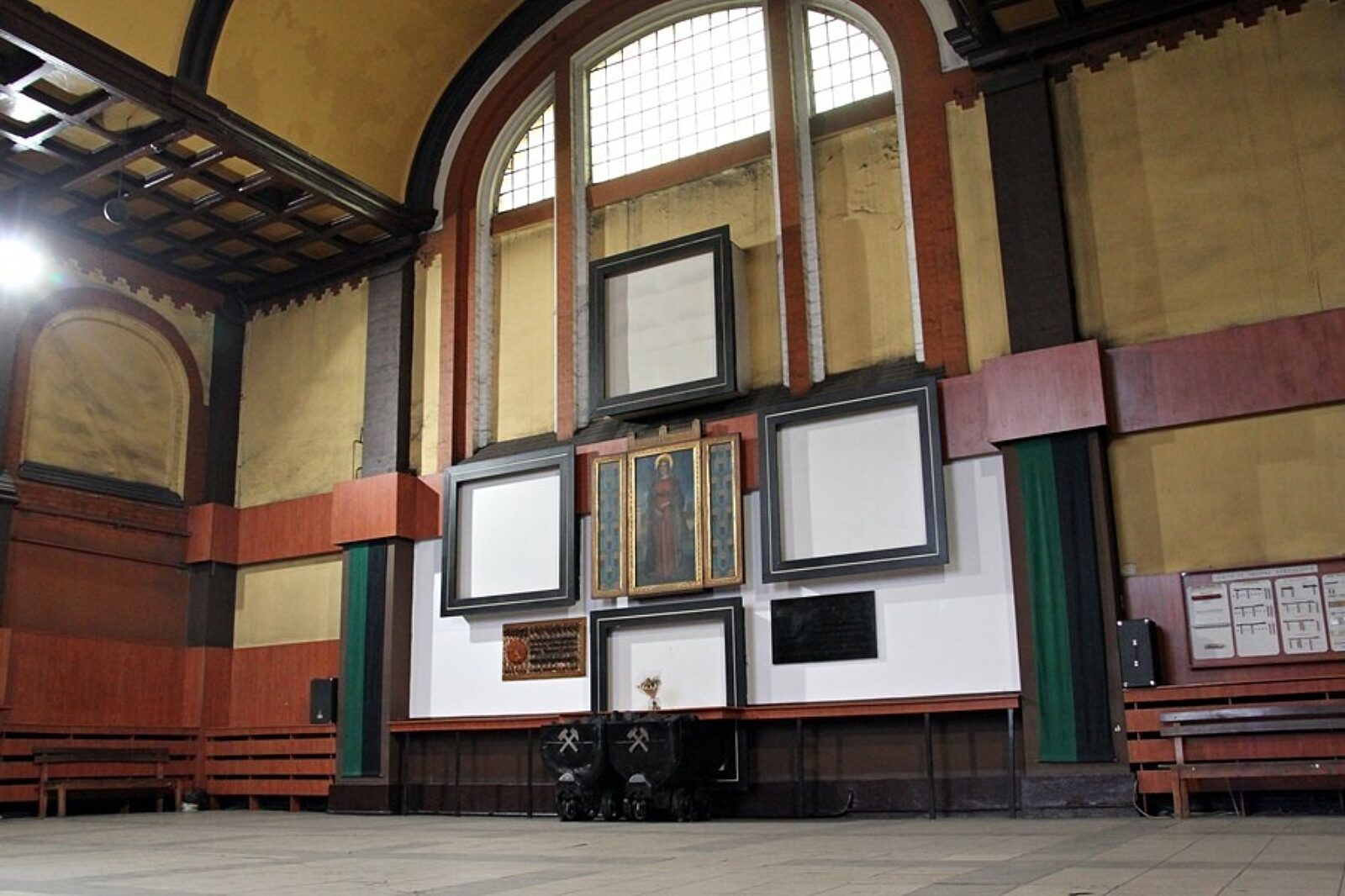 W pustej i cichej cechowni uwagę przykuwa obraz św. Barbary oraz dwa wózki z węglem. Nie jest to jednak ostatni urobek, jaki wydobyto w kopalni.