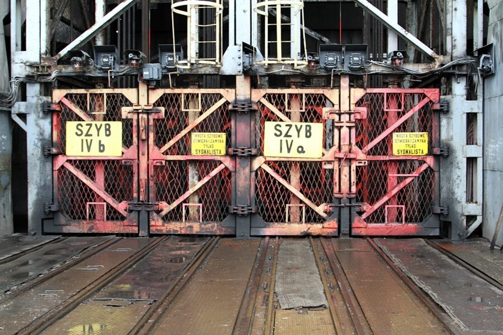 Szyb IV uruchomiono w 1981 r. Był głównym szybem wydobywczym kopalni.