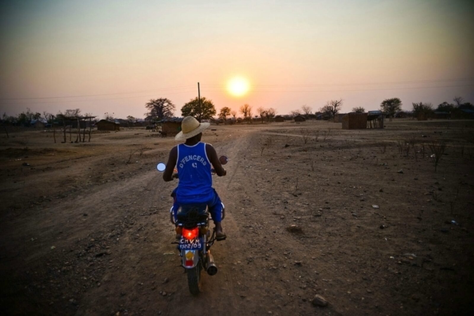 Ernesto M. (35 lat) z Campangi ciągle czeka na przesiedlenie, nie wie, czy ma naprawić dach przed nadejściem pory deszczowej  i skarży się na brak jakichkolwiek informacji