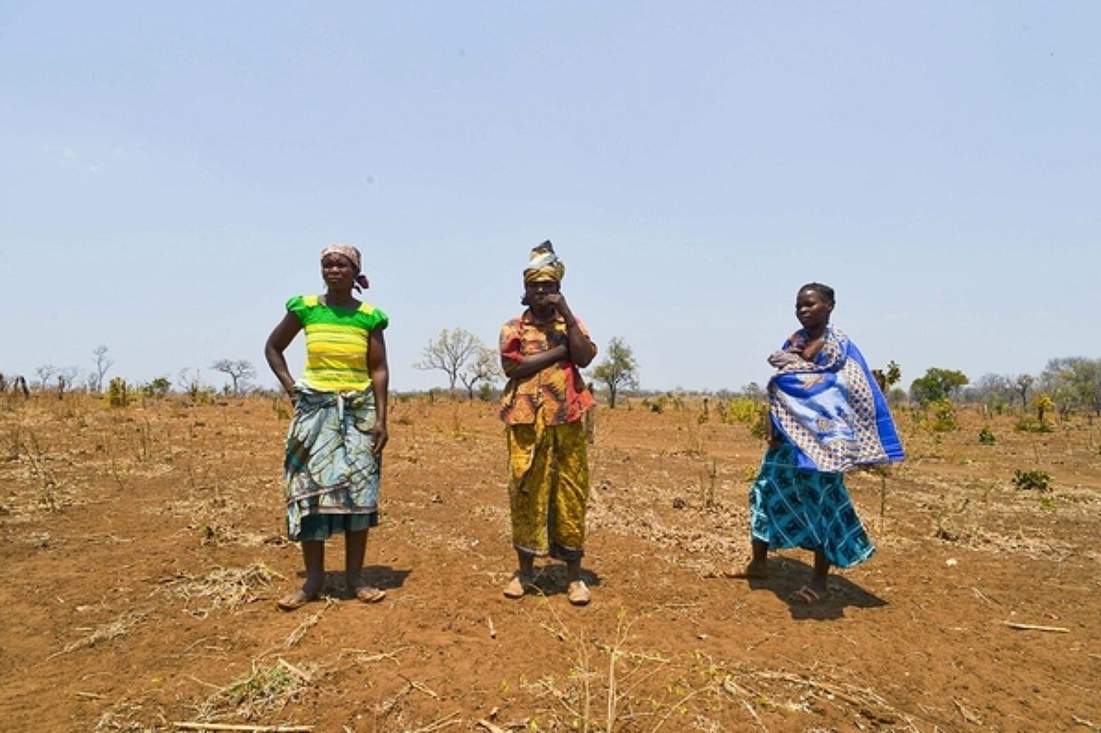 Kobiety w Mwaladzi żalą się, że na suchych poletkach nie urosną żadne zboża. Po przesiedleniu ich los zależy od programów pomocy żywnościowej.