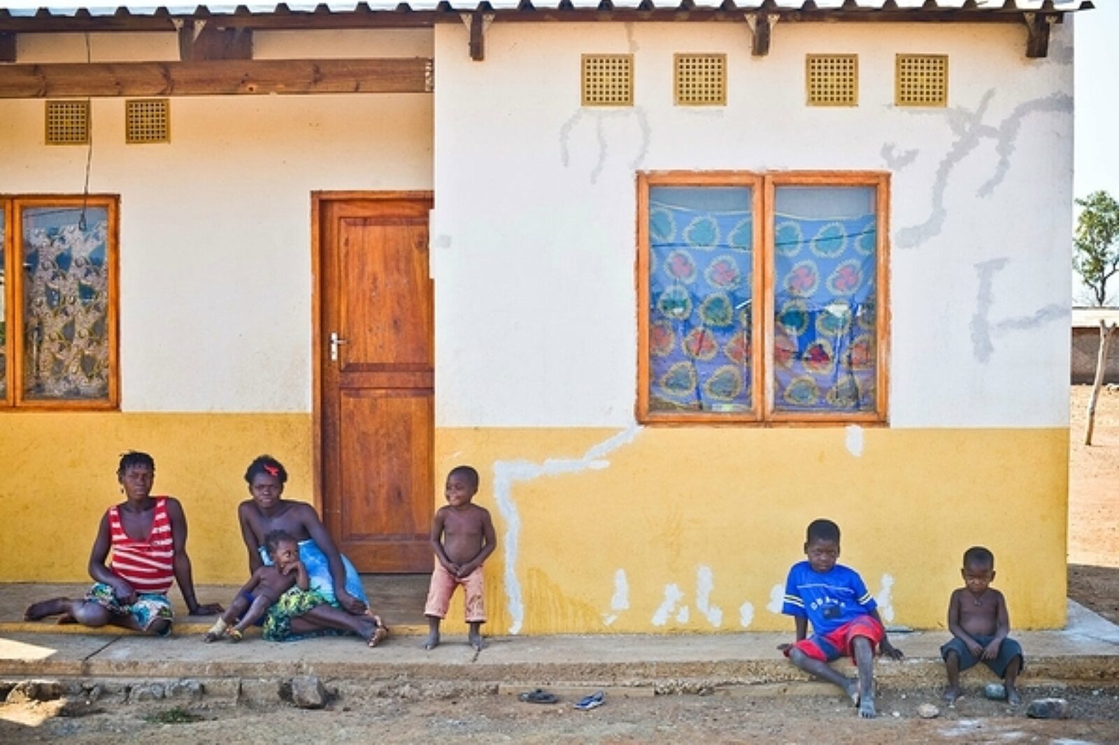 Vale zbudowała w Cateme domki z cegieł z cynkowanym dachem, kuchnią, izbą i spiżarnią, jednak mieszkańcy twierdzą, że budowlańcy oszukiwali na materiałach i ściany kruszą się, pękają a dachy przeciekają i zarywają się przy ulewnych deszczach.