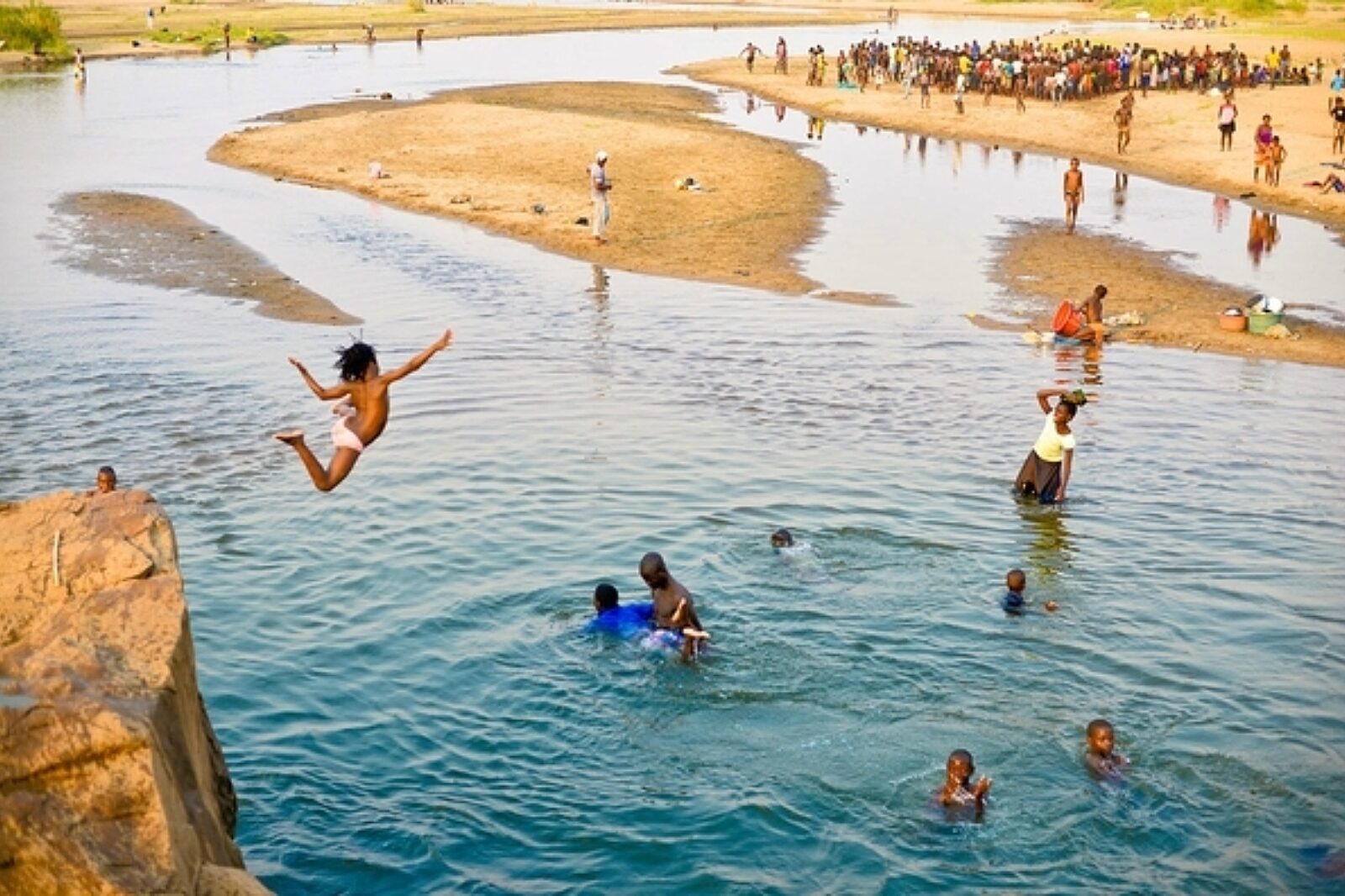 Nad rzeką Revuboe ludzie nawykli do kąpieli, prania ubrań i mają pod dostatkiem wody. Nie potrafią wyobrazić sobie, że w Mwaladzi, dokąd pójdą, woda będzie im dostarczana w blaszanych pojemnikach.