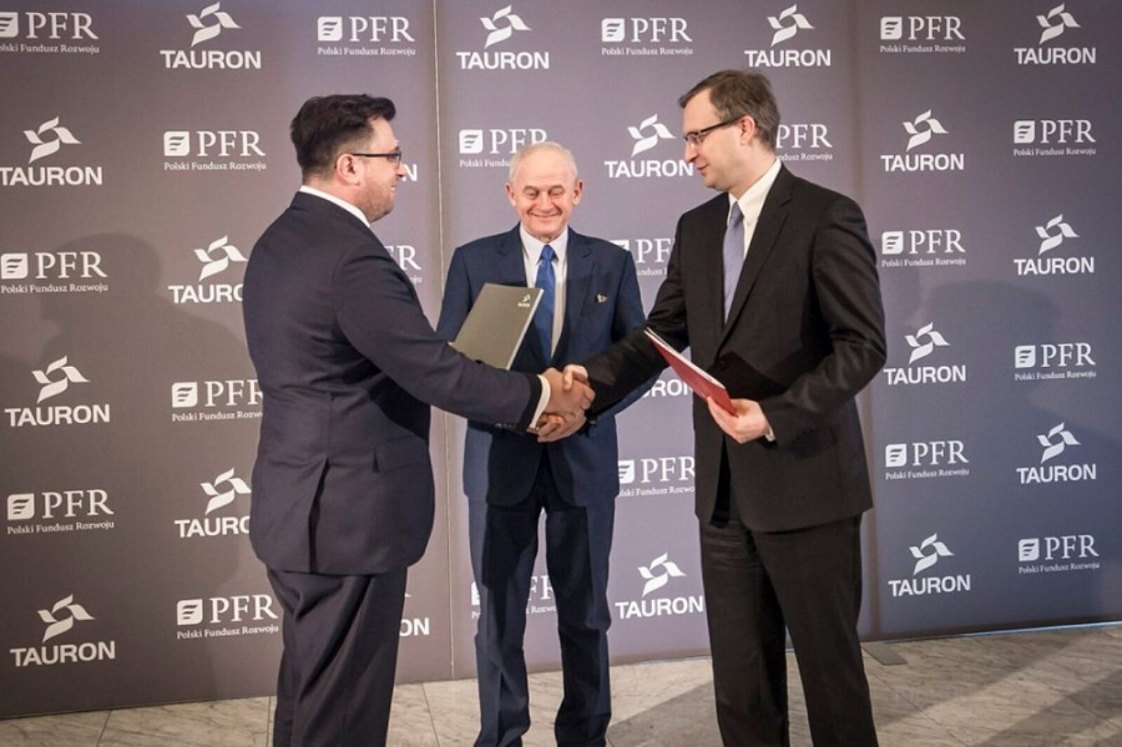 Pfr tauron ne me twitter