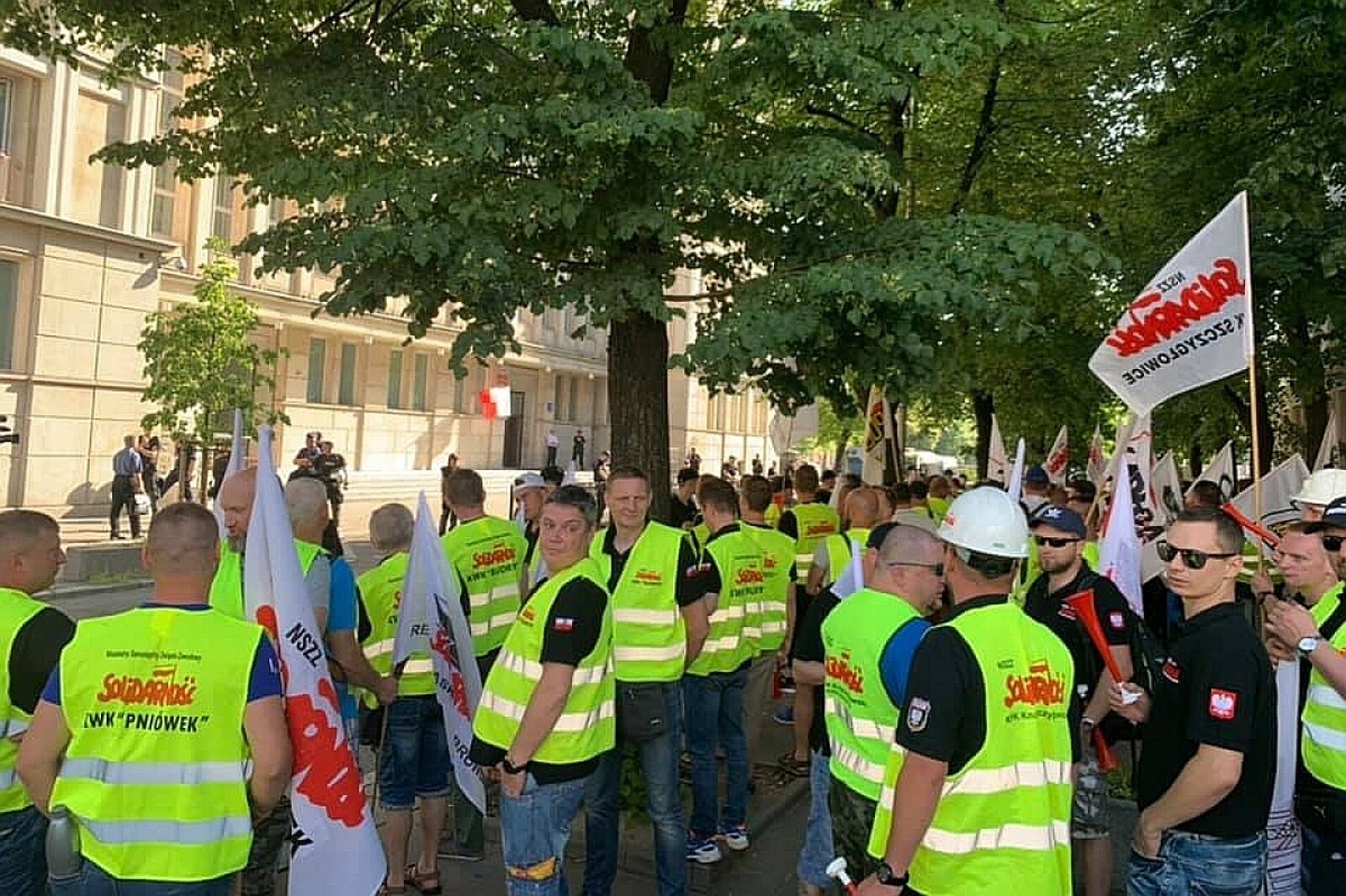 Protest zwiazkowcy jsw fbmuremzaozonem