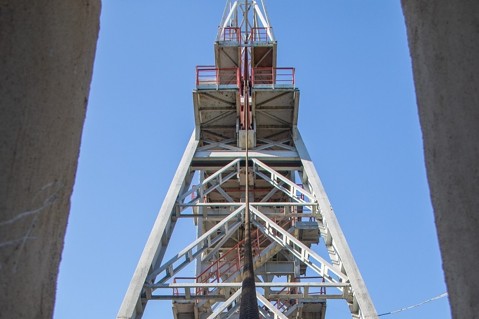 Wieża Szybu Południowego ma 34,5 m. Jest to konstrukcja stalowa. Wieża jest jednozastrzałowa z dwoma kołami linowymi