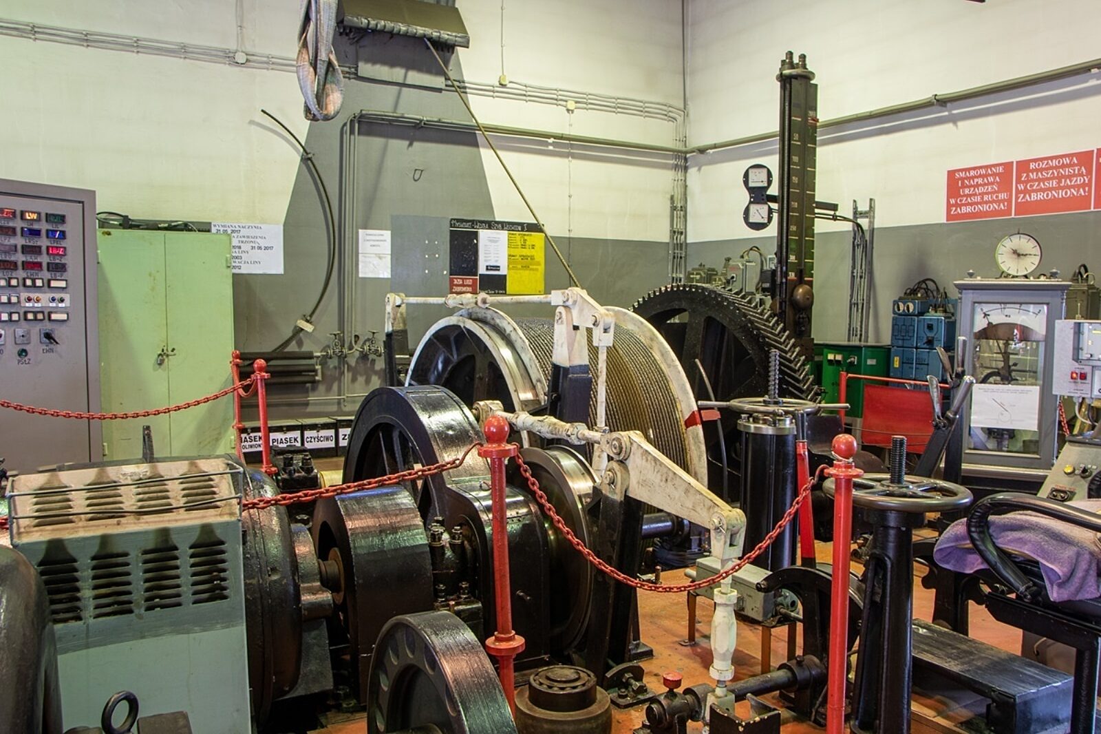 Na bębnie maszyny wyciągowej znajduje się 370 m liny