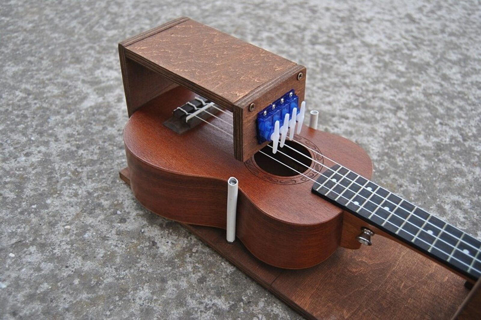 Ukurobotczylirobotzaghgrajacynaukulele