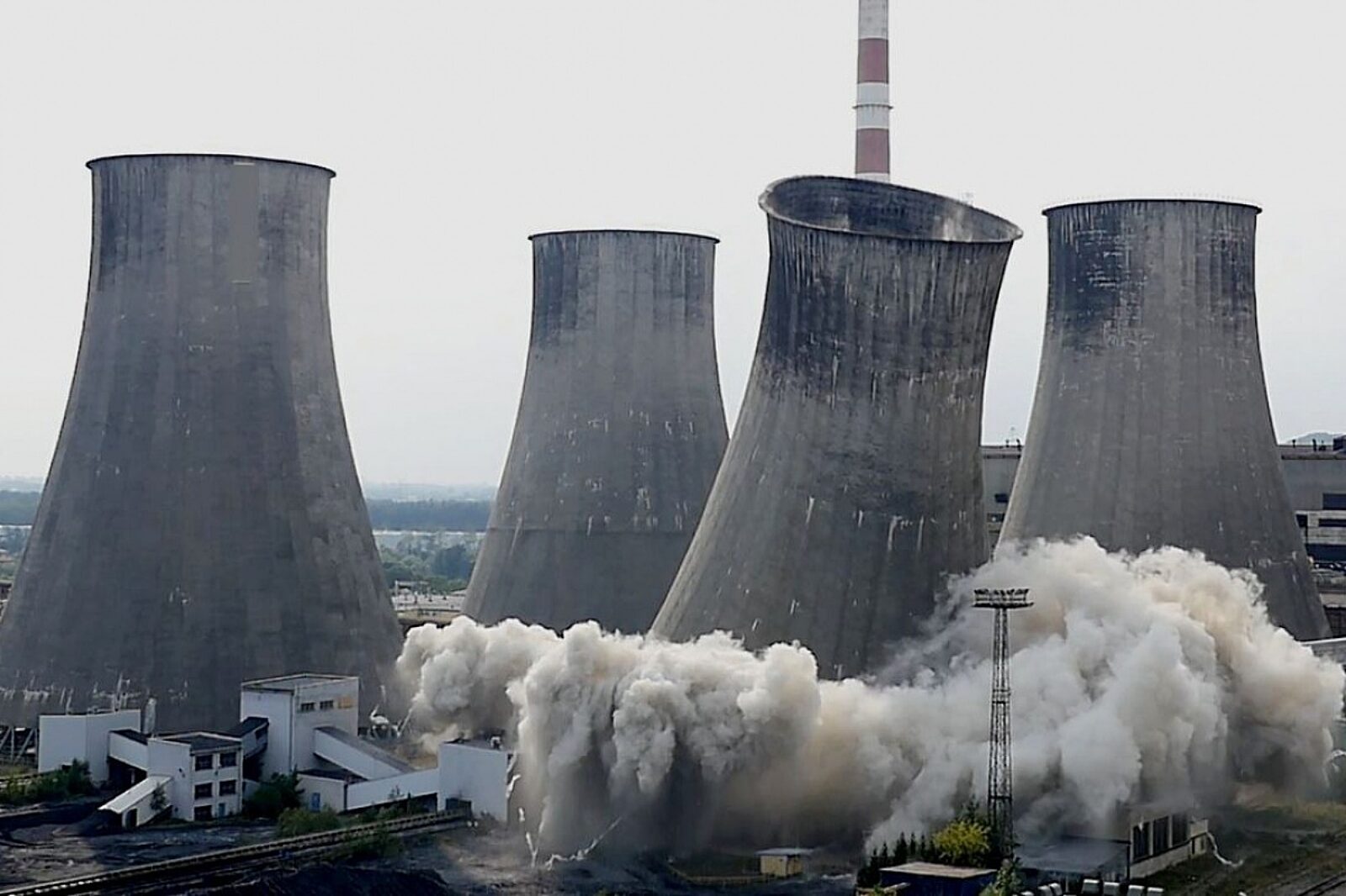 Wyburzanie chlodni lagisza tauron