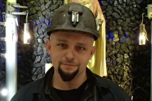 - Posuwamy się do przodu zgodnie z planem. Do Wielkanocy ukończyliśmy zabudowę dodatkowych 20 sekcji obudowy – wyjaśnia Mariusz Gonsior, przodowy halembskiej brygady robót likwidacyjno-zbrojeniowych