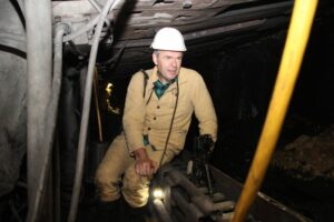 Patrick Etiévant na poziomie 840 m w ruchu Bobrek wszędzie rozstawiał mały statyw, aż w ścianie aparat odjechał mu za kombajnem wraz z układakiem kablowym