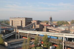 Z lotu ptaka bezbłędnie rozpoznali w oddali elektrownię i sąsiednią kopalnię Jankowice, – Z tej wysokości kopalnie wyglądają jak kolorowe makiety kolejowe z dzieciństwa – rozmarza się Sébastien