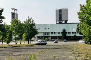 Niemal pusty parking przed kopalnią