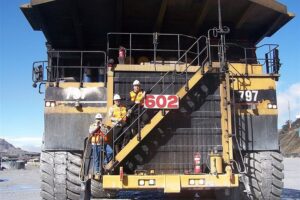 Caterpillar truck wikimedia org