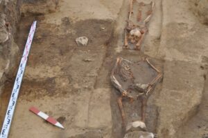 Gliwice ul dworcowa grob g33 oraz grob g34 na pierwszym planie oba pochowki atypowe skazancow