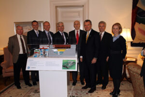 John krenicki trzeci z prawej w ambasadzie usa w helsinkach