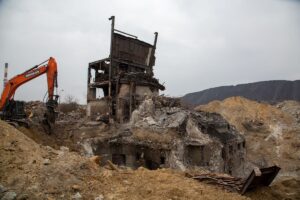 Po szybie I zostały fundamenty, które niebawem znikną