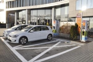 Ladowanie samochodow elektromobilnosc energa