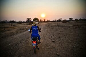 Ernesto M. (35 lat) z Campangi ciągle czeka na przesiedlenie, nie wie, czy ma naprawić dach przed nadejściem pory deszczowej  i skarży się na brak jakichkolwiek informacji