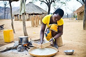 Matylda J., matka trojga dzieci, utrzymuje rodzinę z płukania złotonośnego piasku i boi się, że w nowych miejscu po przesiedleniu zabraknie pracy