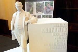 Projektkonkursowypomnikawojciechakorfantegoautorstwakarolabadyny