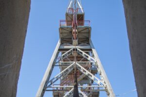 Wieża Szybu Południowego ma 34,5 m. Jest to konstrukcja stalowa. Wieża jest jednozastrzałowa z dwoma kołami linowymi