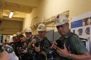 Ratownicy sprawdzają funkcjonowanie aparatów przed testem