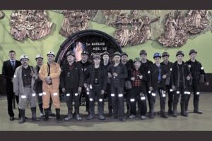 Zaloga kopali ruda chodnik arc