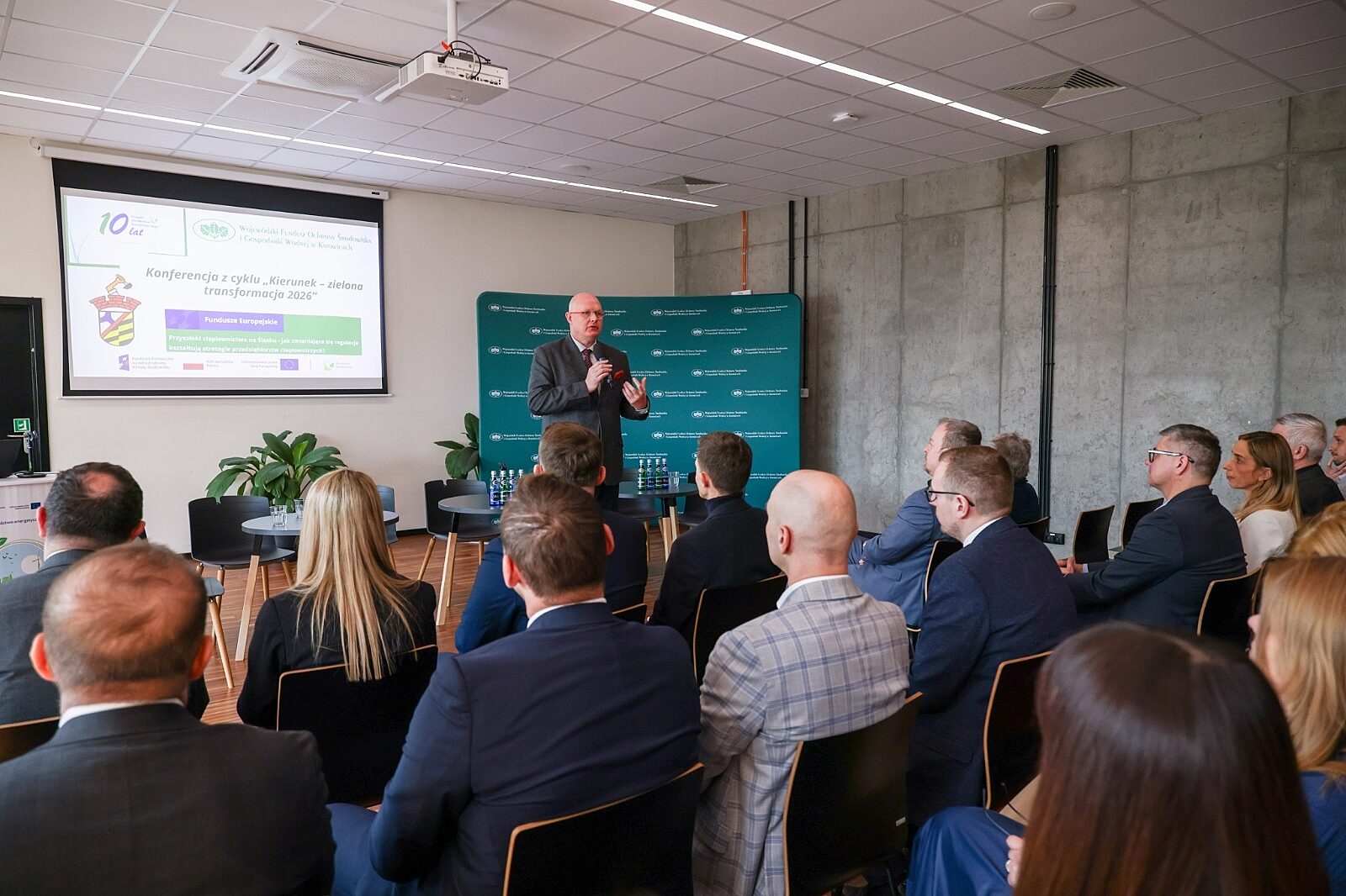 „Przyszłość ciepłownictwa w województwie śląskim – jak zmieniające się regulacje kształtują strategie przedsiębiorstw ciepłowniczych?” pod tym hasłem odbyła się 23 marca ostatnia Konferencja z cyklu Kierunek – zielona transformacja 2026.