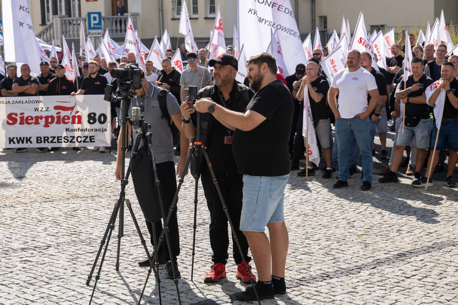 Sierpien protest KZM 8