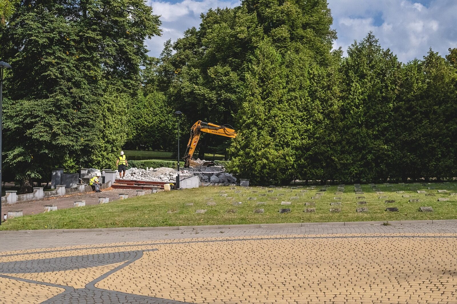 Bytom rozbiorka pomnika armii czerwonej 2