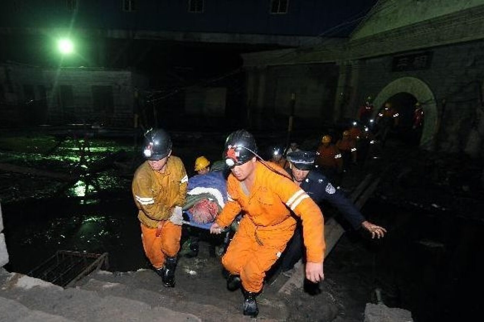 1336106325 kopalnia chiny ratownicy xinhuanet com