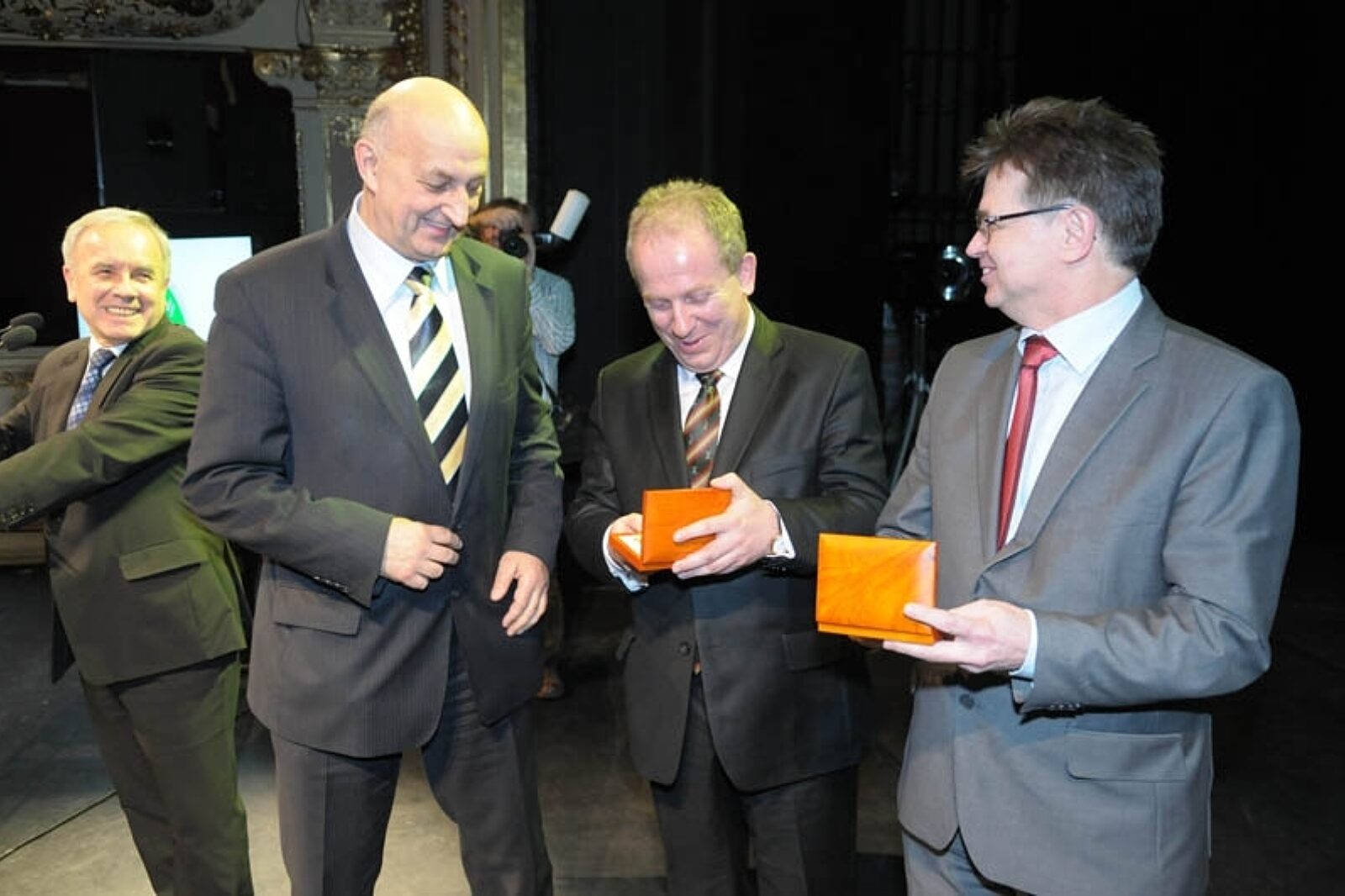 1346420697 tajdus14 gal