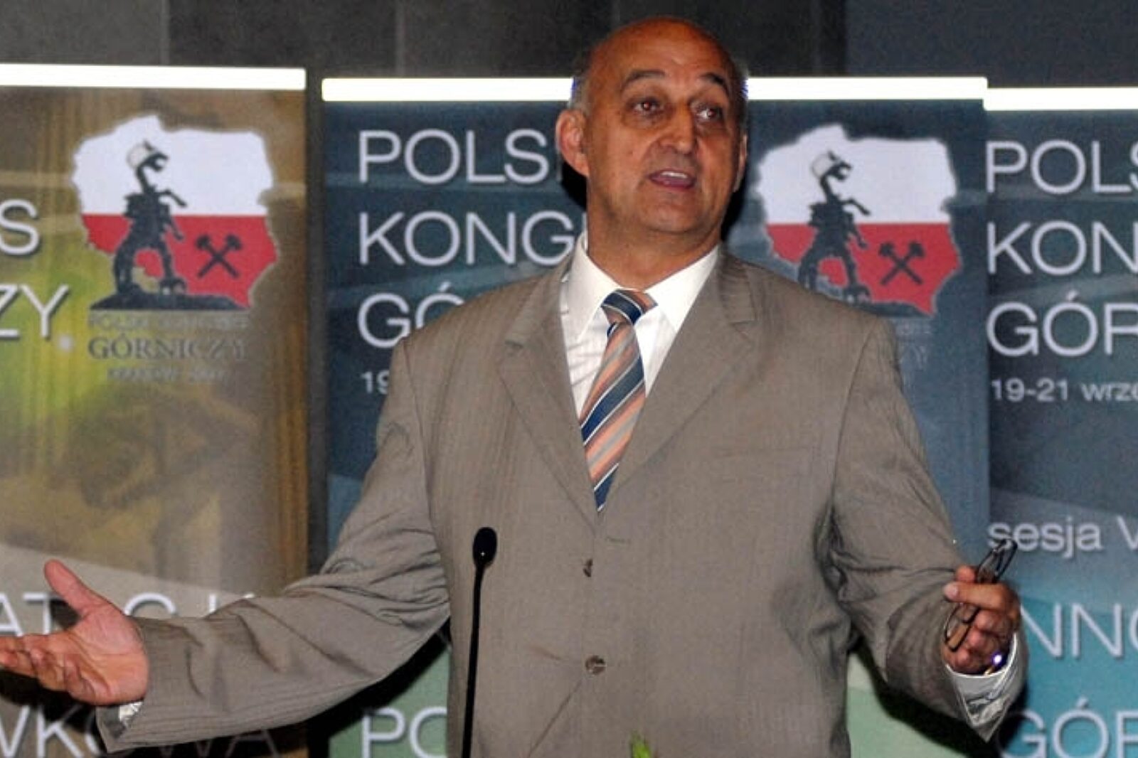 1346420697 tajdus7 gal