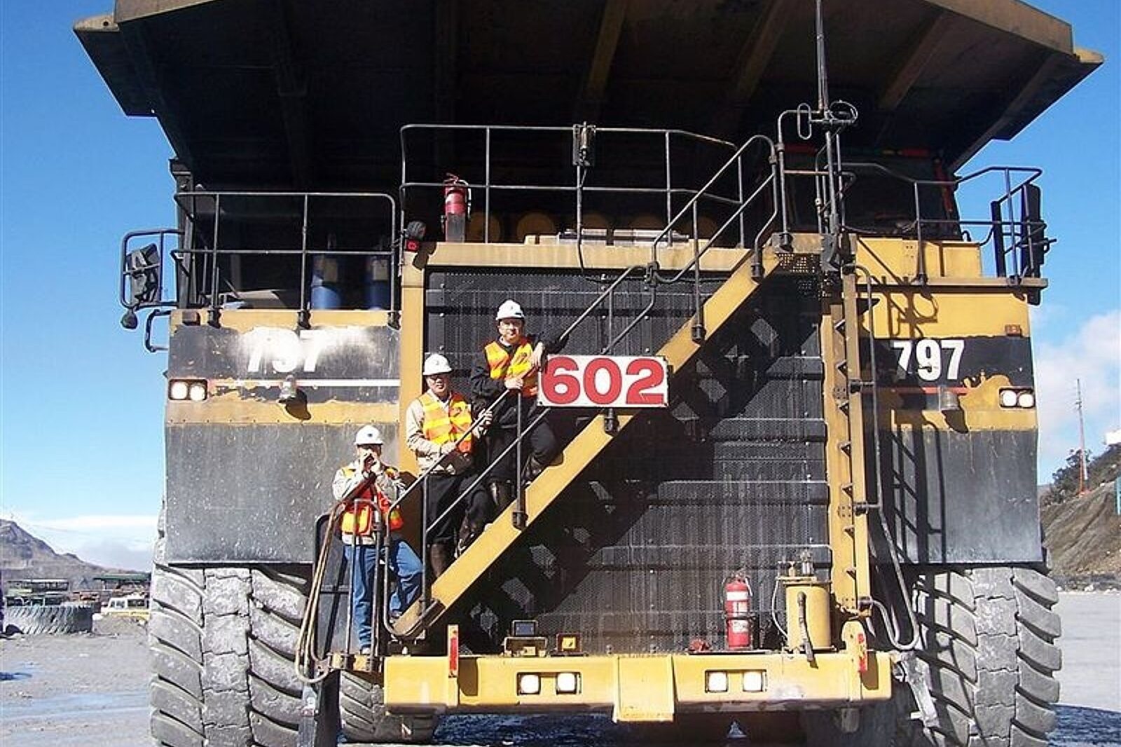 1367754207 caterpillar truck wikimedia org