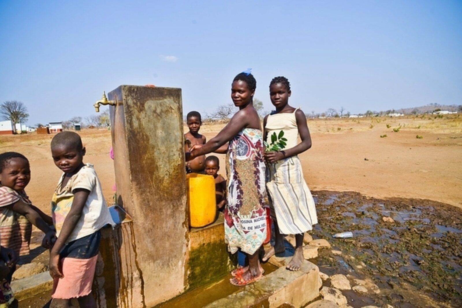 W nowej wsi Cateme kompania Vale zbudowała publiczne punkty czerpania wody, ale przez pierwsze dwa lata brakowało jej przez częste awarie wodociągu.