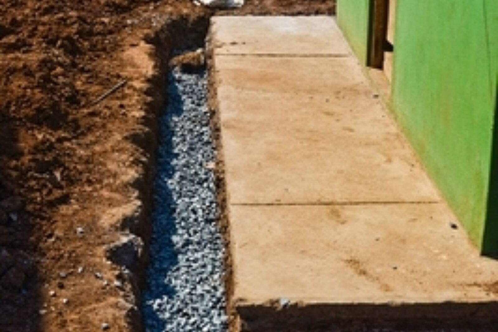 By zaoszczędzić Vale w 2010 r. zmieniła projekty nowych domów i zrezygnowała z budowy fundamentów. W 2012 r. po protestach zaczęto naprawiać budynki.