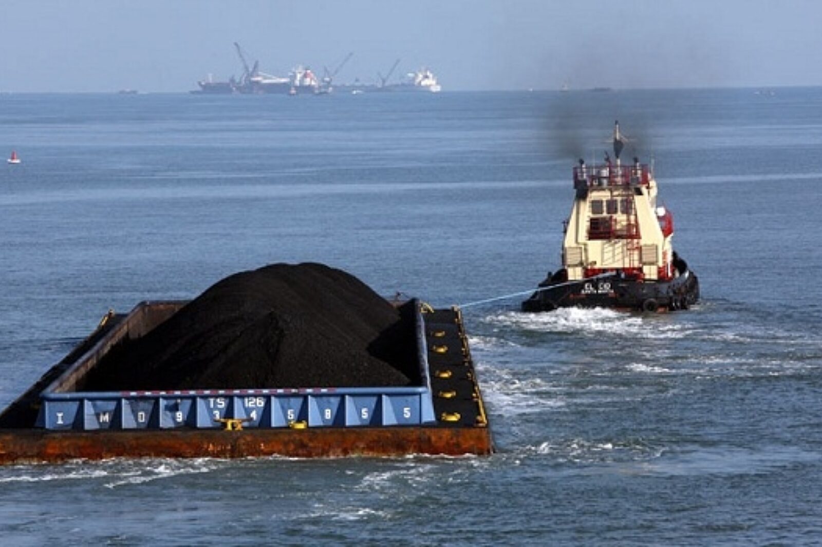 1385581103 coal barge colombia