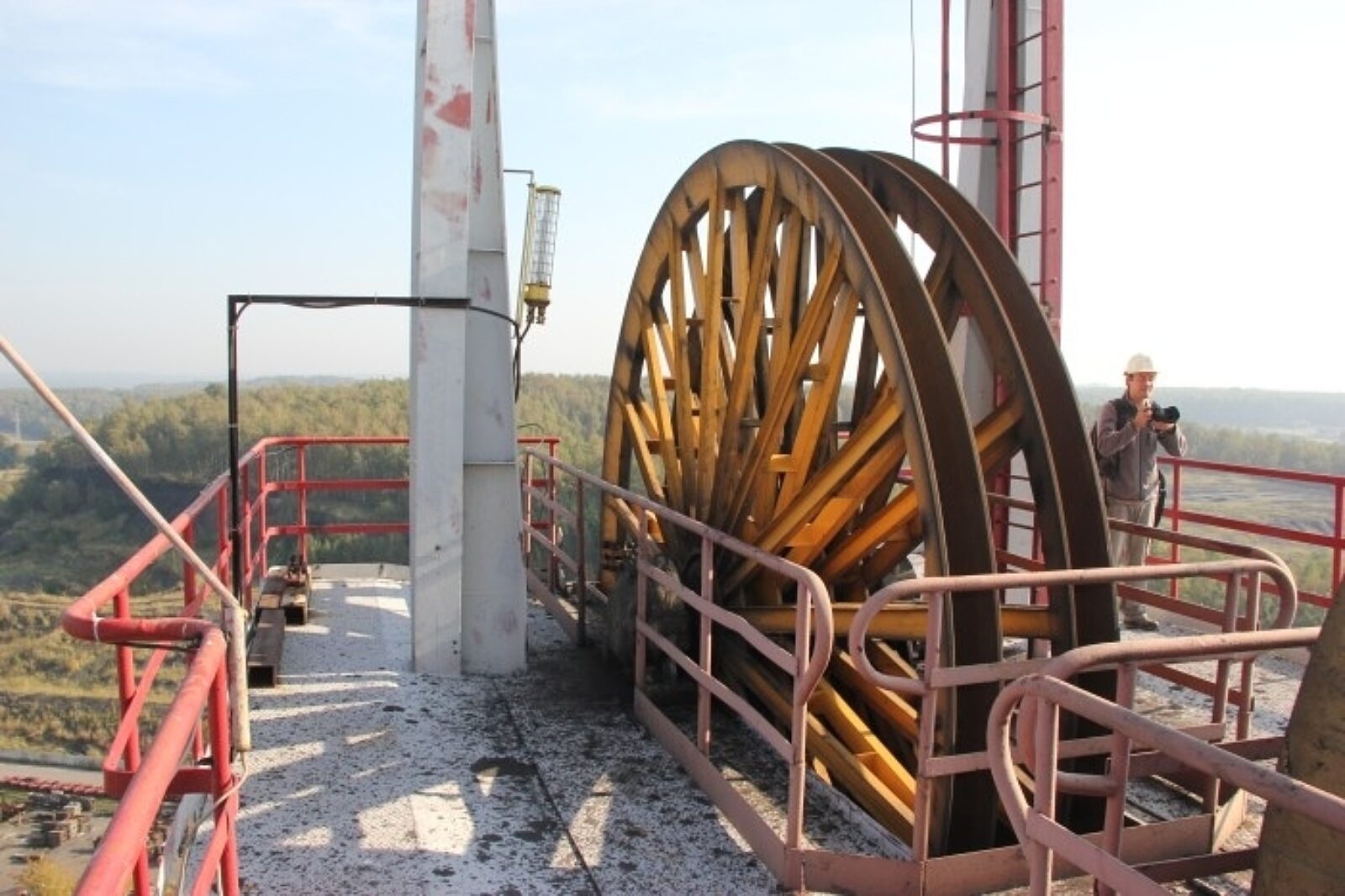 Francuzi wspięli się 40 m, żeby zobaczyć, jak kręcą się koła wyciągowe szybu VIII. – Wirują tak, że czuć powiew na twarzy! – cieszył się Sébastien