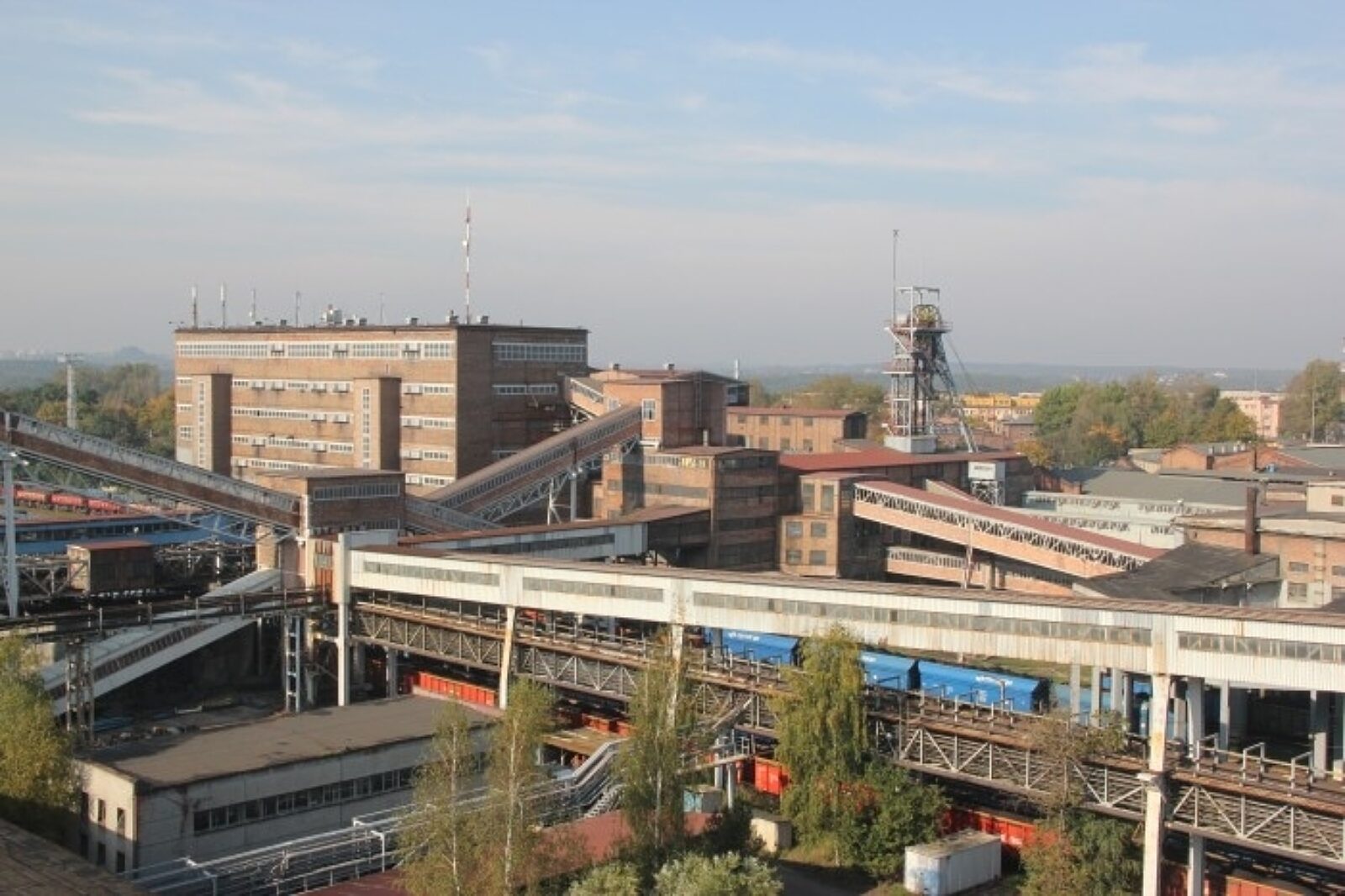 Z lotu ptaka bezbłędnie rozpoznali w oddali elektrownię i sąsiednią kopalnię Jankowice, – Z tej wysokości kopalnie wyglądają jak kolorowe makiety kolejowe z dzieciństwa – rozmarza się Sébastien