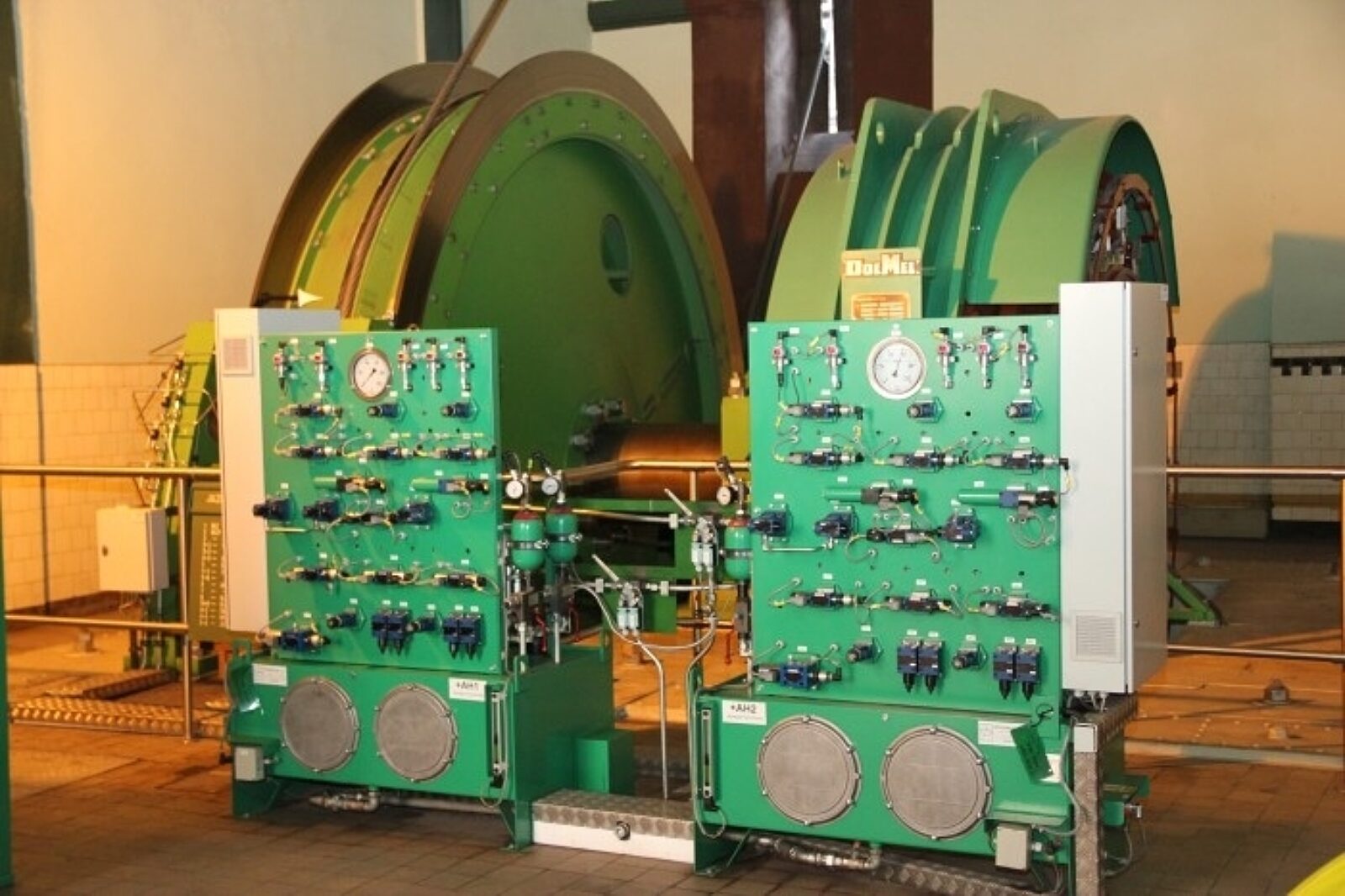 – Maszyny wyciągowe w Polsce są bardzo zadbane i widać dobrą konserwację - mówi Berrut przy maszynie polskiej produkcji z lat 70. w kopalni Chwałowice