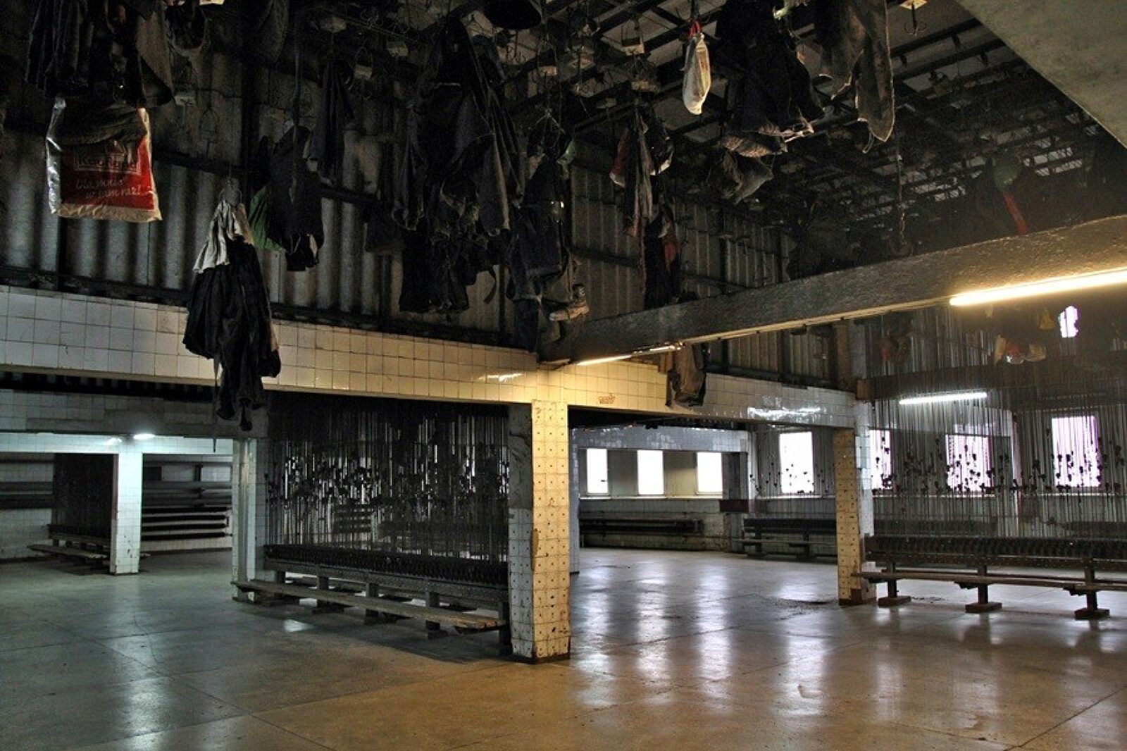 Wchodząc do łaźni od razu zwraca się uwagę na dużą liczbę pustych haków do wieszania ubrań.