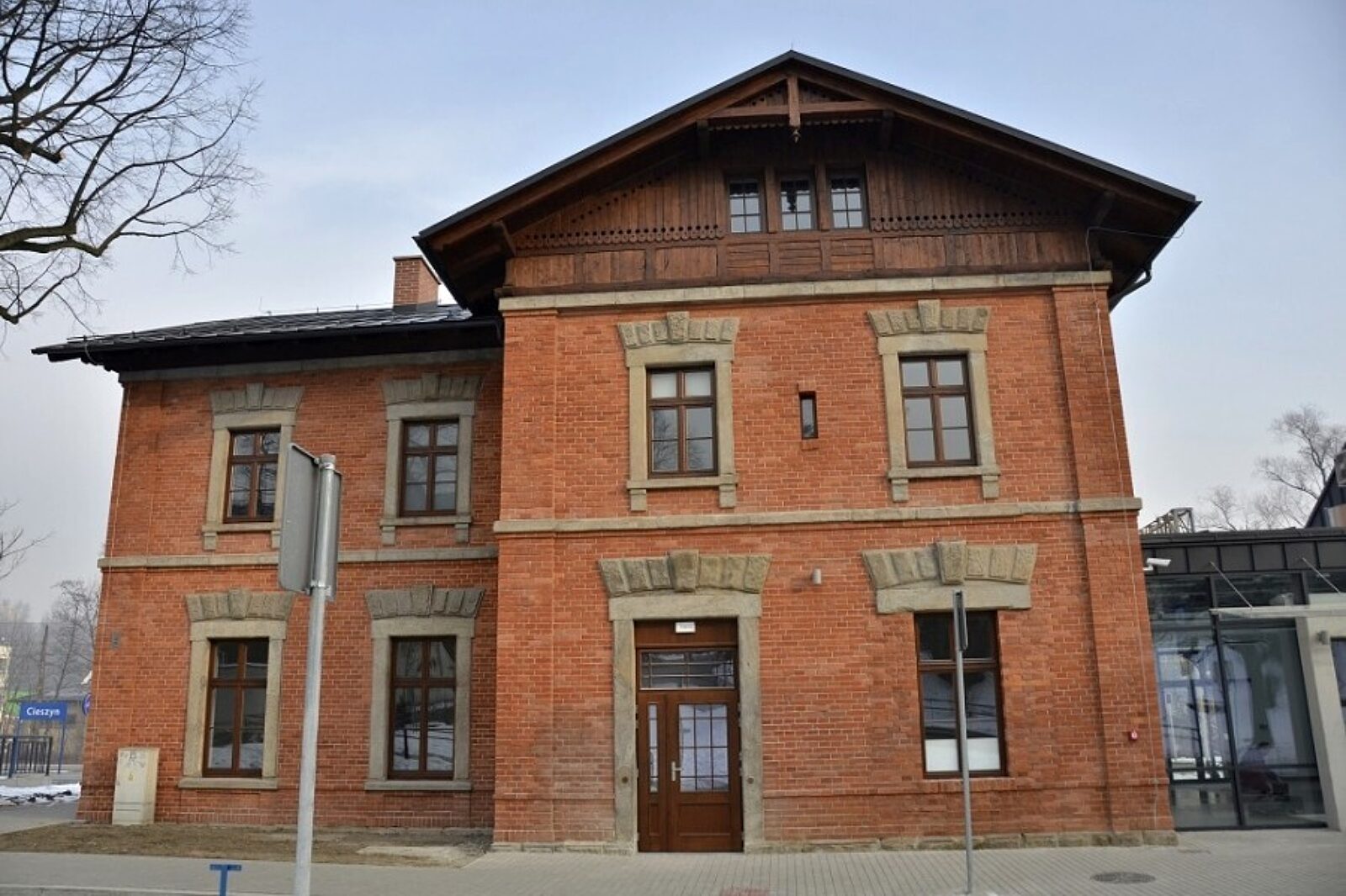 1522759757 budynek dworca cieszynum